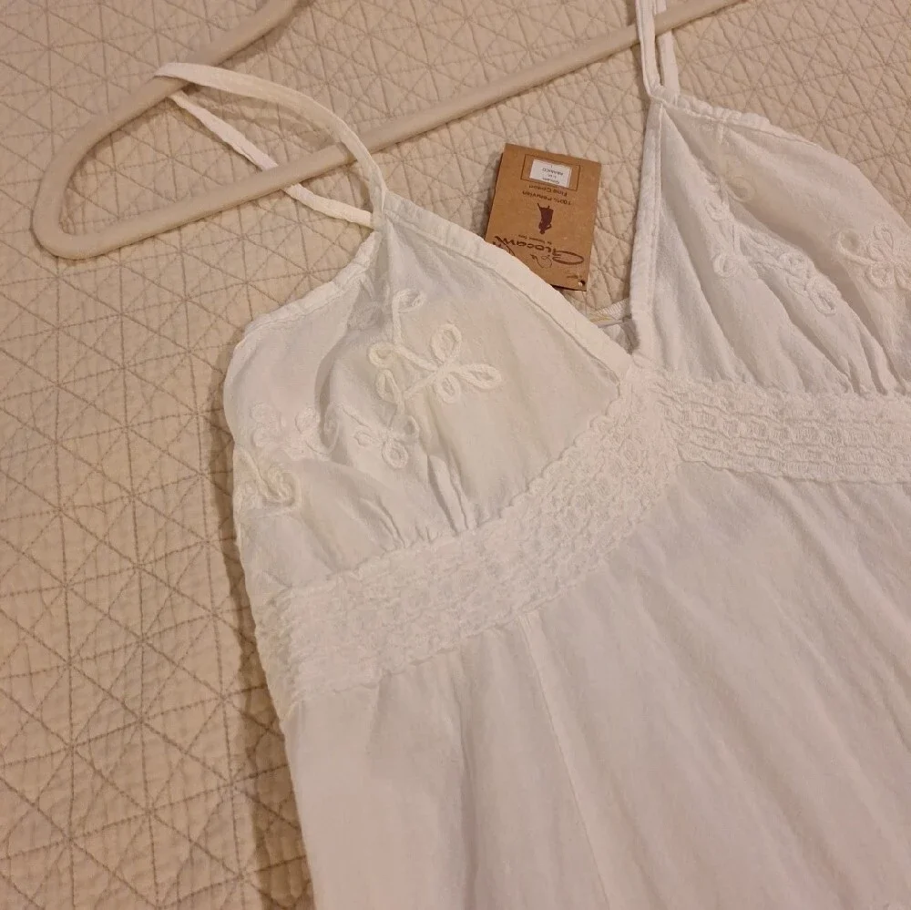 Giocam White Embroidered V-Neck embrodery Dress